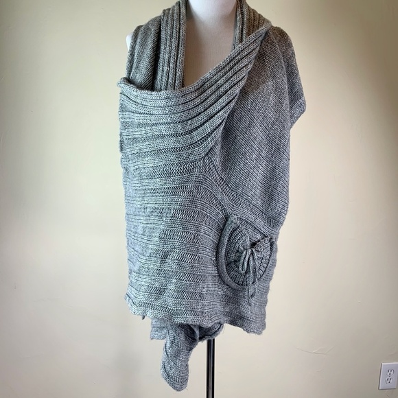 Albert Makali Open Sweater Vest - Picture 9 of 10